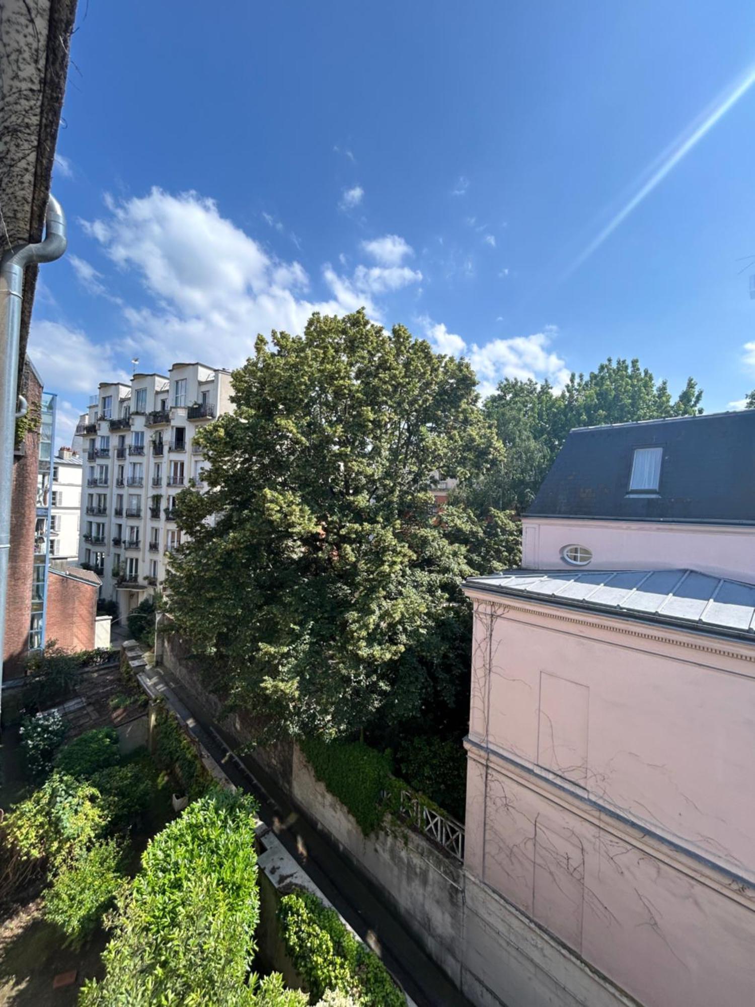 De Charme Donnant Sur Jardin Arbore Dans Le Calme Absolu Parijs